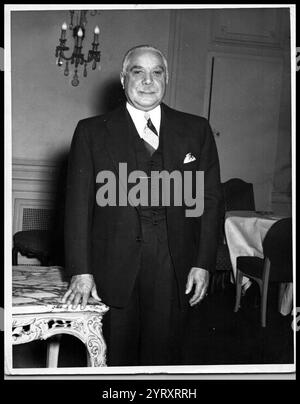 Rafael Leonidas Trujillo Martinez (1929 ? 1969), besser bekannt als Ramfis Trujillo, war der Sohn von Rafael Leonidas Trujillo, dem Diktator der Dominikanischen Republik, nach dessen Ermordung er 1961 kurzzeitig die Macht hielt. Als General der Armee lebte er das Leben eines rücksichtslosen und verwöhnten Playboys. Wegen seiner Unbarmherzigkeit und Grausamkeit ging er ins Exil nach Spanien, wo er nach einem Unfall mit einem Sportwagen an Wunden starb. Stockfoto