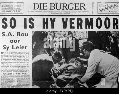 Die Titelseite der Zeitung zeigt den Bericht über die Ermordung des südafrikanischen Ministerpräsidenten Hendrik Verwoerd (1901, 6. September 1966). Er gilt allgemein als Architekt der Apartheid. Verwoerd spielte eine wichtige Rolle bei der sozialen Gestaltung der Apartheid, des Systems der institutionalisierten Rassentrennung und der weißen Vorherrschaft, als Minister für Native Affairs (1950 1958) und dann als Premierminister (1958 1966), bis zu seinem Attentat im Jahr 1966. Stockfoto