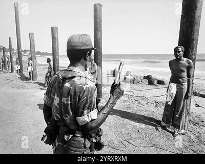 Hinrichtung von Charles Cecil Dennis Jr. (1931 ? 22. April 1980) Außenminister unter Präsident William Tolbert von 1973 bis zum liberianischen Staatsstreich 1980 unter Samuel Doe. Zusammen mit 11 anderen derzeitigen und ehemaligen Mitgliedern der liberianischen Regierung wurde er zehn Tage nach dem Putsch von einem Militärtribunal angeklagt und von einem Erschießungskommando hingerichtet. Der liberianische Staatsstreich von 1980 ereignete sich am 12. April 1980, als Präsident William Tolbert gestürzt und bei einem gewalttätigen Staatsstreich ermordet wurde. Stockfoto