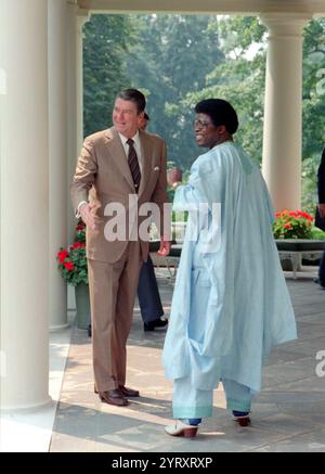 Präsident Ronald Reagan mit dem Vorsitzenden von Liberia Samuel Doe auf der Kolonnade des Weißen Hauses 1982 Stockfoto