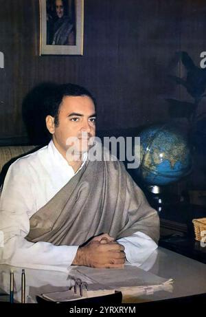 Rajiv Gandhi (1944 ? 1991), indischer Politiker, der von 1984 bis 1989 Premierminister von Indien war. Er übernahm sein Amt nach dem Mord an seiner Mutter, der damaligen Premierministerin Indira Gandhi, und wurde mit 40 Jahren der jüngste indische Premierminister. Er diente bis zu seiner Niederlage bei den Wahlen 1989 und wurde dann Oppositionsführer Lok Sabha, der im Dezember 1990, sechs Monate vor seinem eigenen Attentat, zurücktrat. Stockfoto