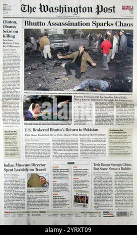 Washington postet Titelseite nach der Ermordung von Benazir Bhutto, dem ehemaligen Premierminister Pakistans. Benazir Bhutto (1953 ? 2007) pakistanische Politikerin und Staatsfrau, die von 1988 bis 1990 und von 1993 bis 1996 11. Und 13. Premierminister Pakistans war. Sie war die erste Frau, die in einem muslimischen Mehrheitsland zur Führung einer demokratischen Regierung gewählt wurde. Sie war ideologisch liberal und säkularistisch und leitete die Pakistan People's Party (PPP) von den frühen 1980er Jahren bis zu ihrer Ermordung im Jahr 2007. Stockfoto