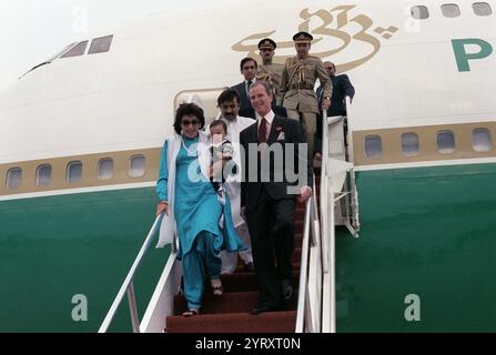 Bhutto in Washington, D.C. 1989. Sie trug die weiße Dupatta auf ihrem Kopf, um politische Unterstützung von islamischen Geistlichen zu gewinnen. Benazir Bhutto (1953 ? 2007) pakistanische Politikerin und Staatsfrau, die von 1988 bis 1990 und von 1993 bis 1996 11. Und 13. Premierminister Pakistans war. Sie war die erste Frau, die in einem muslimischen Mehrheitsland zur Führung einer demokratischen Regierung gewählt wurde. Sie war ideologisch liberal und säkularistisch und leitete die Pakistan People's Party (PPP) von den frühen 1980er Jahren bis zu ihrer Ermordung im Jahr 2007. Stockfoto