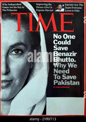 Titelseite des Time Magazins nach der Ermordung von Benazir Bhutto, dem ehemaligen Premierminister Pakistans. Benazir Bhutto (1953 ? 2007) pakistanische Politikerin und Staatsfrau, die von 1988 bis 1990 und von 1993 bis 1996 11. Und 13. Premierminister Pakistans war. Sie war die erste Frau, die in einem muslimischen Mehrheitsland zur Führung einer demokratischen Regierung gewählt wurde. Sie war ideologisch liberal und säkularistisch und leitete die Pakistan People's Party (PPP) von den frühen 1980er Jahren bis zu ihrer Ermordung im Jahr 2007. Stockfoto