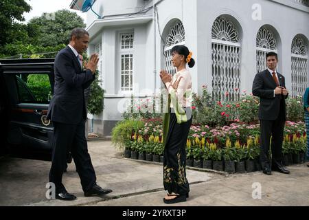 Die burmesische Oppositionsführerin Aung San Suu Kyi begrüßt US-Präsident Barack Obama am 19. November 2012 in Rangun. Aung San Suu Kyi (* 19. Juni 1945 in Myanmar) ist eine burmesische Politikerin, Diplomat, Autorin und Demokratieaktivistin, die von 2016 bis 2021 als Staatsrat Myanmars und Außenminister tätig war. Seit ihrer Gründung im Jahr 1988 war sie Generalsekretärin der National League for Democracy (NLD) und wurde von 2011 bis 2023 als deren Vorsitzende registriert. Sie spielte eine wichtige Rolle in Myanmar Stockfoto