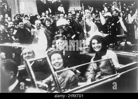 Jackie und John F Kennedy in der Limousine (oben offen) während der Fahrt durch Dallas Texas, wo John Kennedy ermordet wurde. 1963 Stockfoto