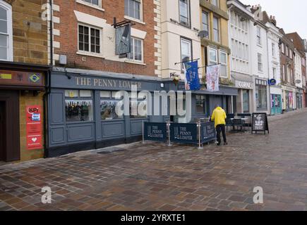 Außerhalb des Penny Loafer, einem beliebten Pub im Stadtzentrum, Market Square, Northampton, Großbritannien Stockfoto