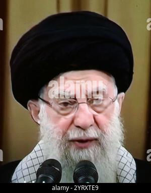 Fernsehberichterstattung über Ali Hosseini Khamenei (* 19. April 1939), einen iranischen Geistlichen und Politiker, der seit 1989 als zweiter oberster Führer des Iran fungiert. Zuvor war er von 1981 bis 1989 der dritte Präsident des Iran. Stockfoto