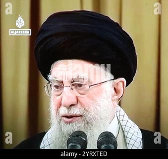 Fernsehberichterstattung über Ali Hosseini Khamenei (* 19. April 1939), einen iranischen Geistlichen und Politiker, der seit 1989 als zweiter oberster Führer des Iran fungiert. Zuvor war er von 1981 bis 1989 der dritte Präsident des Iran. Stockfoto