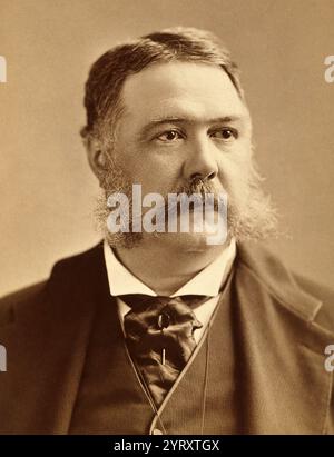 Chester A. Arthur in einem silbernen Albumenabdruck einer Fotografie von Abraham Bogardus. Chester Alan Arthur (* 5. Oktober 1829[b] 18. November 1886) war der 21. Präsident der Vereinigten Staaten und amtierte von 1881 bis 1885. Er war ein republikanischer Anwalt aus New York, der zuvor als 20. Vizepräsident unter Präsident James A. Garfield diente. Er übernimmt die Präsidentschaft nach Garfields Ermordung Stockfoto