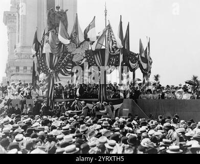 Letzte Ansprache von US-Präsident William McKinley auf der Panamerikanischen Ausstellung in Buffalo, New York, am Tag vor seinem Attentat. Die Menge hat auf den Pavillon des Präsidenten geschossen. McKinley steht ohne Hass, trägt einen Smoking und hält Sprachnotizen in der linken Hand. Stockfoto