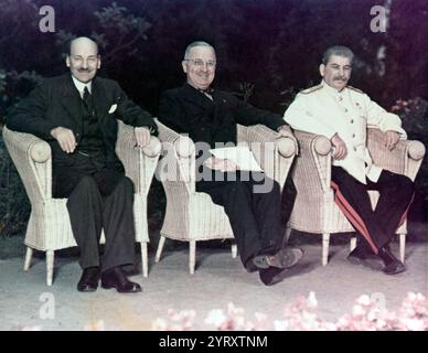 Regierungschefs auf der Potsdamer Konferenz, Deutschland, 1945. Anwesend sind (von links nach rechts): Der britische Premierminister Clement Atlee, der US-Präsident Harry S. Truman, der sowjetische Premierminister Joseph Stalin. Stockfoto