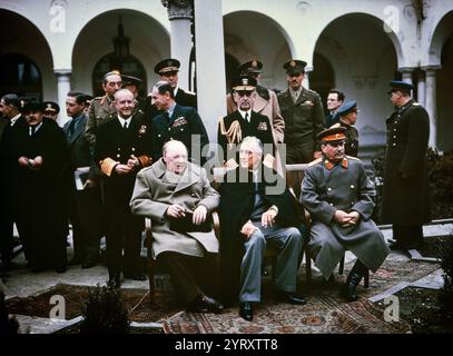 Von links nach rechts: Winston Churchill, Franklin D. Roosevelt und Joseph Stalin. Ebenfalls anwesend sind der britische Außenminister Anthony Eden und der sowjetische Außenminister Vyacheslav Molotow (ganz links), Feldmarschall Sir Alan Brooke, Admiral der Flotte Sir Andrew Cunningham, RN, Marschall der RAF Sir Charles Portal, RAF (hinter Churchill), General George C. Marshall, Stabschef der United States Army, und Flottenadmiral William D. Leahy, USN (hinter Roosevelt). Stockfoto