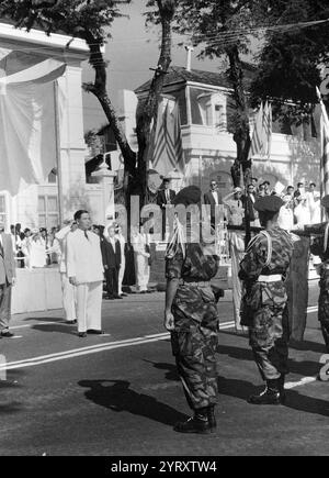 Während der Zeremonien in Saigon, Südvietnam, versprach die vietnamesische Luftwaffe ihre Unterstützung für die NGO Dinh Diem nach einem politischen Aufstand und einem Attentat auf das Leben des Präsidenten Stockfoto