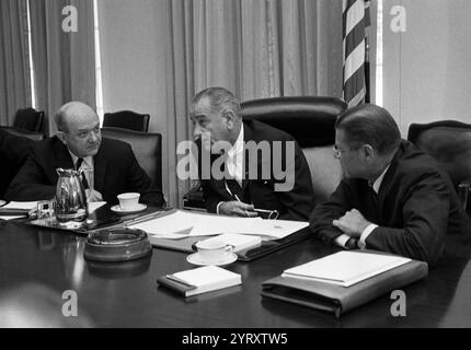 Verteidigungsminister Robert McNamara (rechts), Präsident Lyndon Baines Johnson und Außenminister Dean Rusk saßen nach McNamaras Rückkehr aus Südvietnam an einem Tisch. 1965 Stockfoto