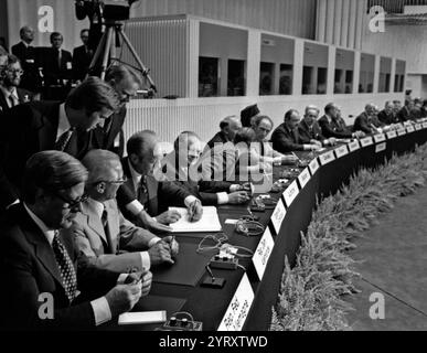 Konferenz für Sicherheit in Europa in Helsinki. Bei der Unterzeichnung der Schlussakte am 1. August 1975. Von links nach rechts. Helmut Schmidt, Bundeskanzler der Bundesrepublik Deutschland, Erich Honecker, erster Sekretär des Zentralkomitees der Sozialistischen Einheitspartei Deutschlands, Gerald Ford, Präsident der Vereinigten Staaten von Amerika, Bruno Kreisky, Bundeskanzler der Republik Österreich Stockfoto