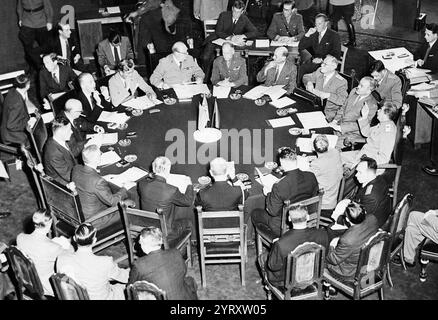 Blick auf den Konferenztisch im Schloss Cecilienhof, Schauplatz der Potsdamer Konferenz in Potsdam. Präsident Harry S. Truman ist links im Vordergrund. William Leahy sitzt rechts vom Präsidenten. Der britische Premierminister Winston Churchill sitzt links oben am Tisch. Clement Attlee sitzt zwei rechts von Mr. Churchill. Der sowjetische Führer Josef Stalin ist oben rechts am Tisch. Der sowjetische Außenminister Wjatscheslaw Molotow ist auf dem Foto direkt links von Herrn Stalin. Averell Harriman steht ganz links Stockfoto