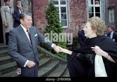 Präsident Ronald Reagan (USA) begrüßt die britische Premierministerin Margaret Thatcher zu einem bilateralen Treffen auf Schloss Gymnich in Bonn, Bundesrepublik Deutschland. Mai 1985. Stockfoto