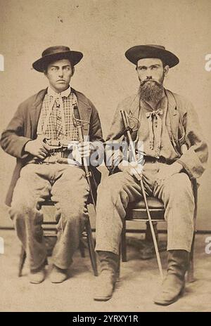 Zwei nicht identifizierte Border-Räuber mit Schwertern. Zwischen etwa 1855 und 1859 führten Kansans einen gewalttätigen Guerillakrieg zwischen Pro-Sklaverei- und Anti-Sklaverei-Kräften in einem Ereignis namens Bleeding Kansas, das die amerikanische Politik maßgeblich beeinflusste und zum Bürgerkrieg beitrug. Stockfoto