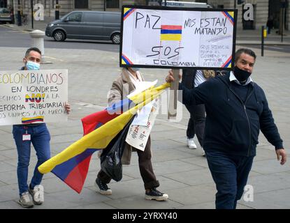 Mittwoch, den 5. Mai 2021, veranstaltete London trotz der COVID-19-Pandemie gemeinsam mit anderen Städten im Vereinigten Königreich, in Europa und auf der ganzen Welt eine Kundgebung, um Solidarität mit der Bevölkerung Kolumbiens zu zeigen. Seit dem 28. April begann Kolumbiens nationaler Streik in verschiedenen Städten und Gemeinden im ganzen Land, nachdem eine neue Steuerreform vorgeschlagen wurde, die die ärmsten unter anderem durch erhöhte Steuern auf Grundnahrungsmittel treffen würde. Stockfoto