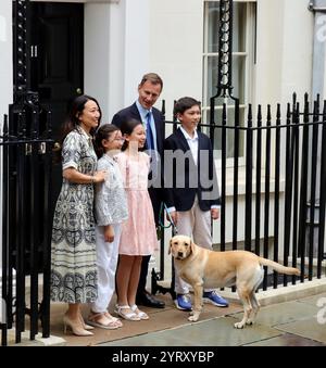 Der britische Finanzminister Jeremy Hunt und seine Familie an seinem letzten Tag im Amt verließen die 11 Downing Street. Juli b2024 Stockfoto