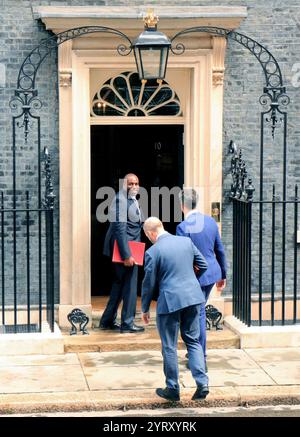 David Lammy (Außenminister) und Ed Miliband (Wirtschaftssekretär) in der Downing Street, London, um nach der Wahl neue Rollen in der Labour-Regierung zu übernehmen. Juli 2024. Stockfoto