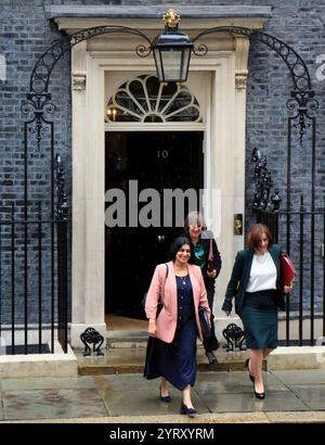 Bridget Maeve Phillipson (rechts) (Staatssekretär für Bildung) und Shabana Mahmood (links) (Lordkanzler), Leave kommt in der Downing Street in London an, um nach der Wahl ihre Rolle in der Labour-Regierung zu übernehmen. Juli 2024. Stockfoto