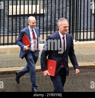 Peter Kyle Right) (Staatssekretär für Wissenschaft) und Jonathan Reynolds (Staatssekretär für Wirtschaft) verlassen sich in der Londoner Downing Street, um nach der Wahl ihre neue Rolle in der Labour-Regierung zu übernehmen. Juli 2024. Stockfoto