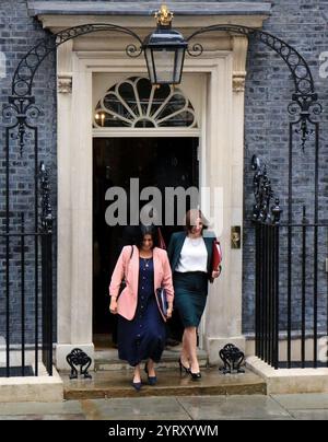 Bridget Maeve Phillipson (rechts) (Staatssekretär für Bildung) und Shabana Mahmood (links) (Lordkanzler), Leave kommt in der Downing Street in London an, um nach der Wahl ihre Rolle in der Labour-Regierung zu übernehmen. Juli 2024. Stockfoto