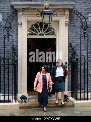 Bridget Maeve Phillipson (rechts) (Staatssekretär für Bildung) und Shabana Mahmood (links) (Lordkanzler), Leave kommt in der Downing Street in London an, um nach der Wahl ihre Rolle in der Labour-Regierung zu übernehmen. Juli 2024. Stockfoto