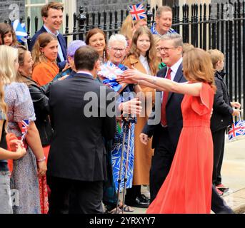 Der Vorsitzende der Labour Party, Sir Keir Starmer, und seine Frau Victoria, kommen nach dem Wahlsieg am 5. Juli 2024 als Premierminister in der Londoner Downing Street an. Stockfoto