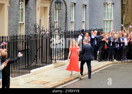 Der Vorsitzende der Labour Party, Sir Keir Starmer, und seine Frau Victoria, kommen nach dem Wahlsieg am 5. Juli 2024 als Premierminister in der Londoner Downing Street an. Stockfoto