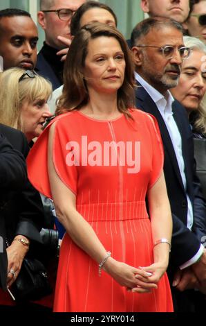 Victoria Starmer hört auf ihren Ehemann Sir Keir Starmer, nachdem er Premierminister wurde. Downing Street, London, nach dem Wahlsieg am 5. Juli 2024. Stockfoto