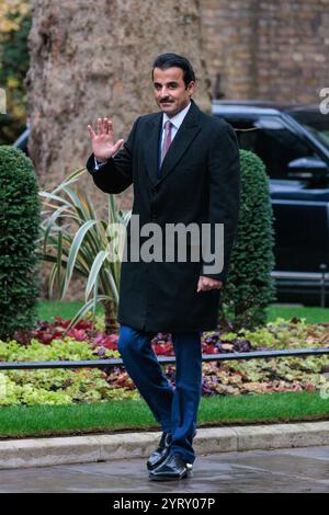 London, Großbritannien. Dezember 2024. Scheich Tamim bin Hamad al-Thani, Emir von Katar, winkt, als er eintrifft, um Sir Keir Starmer, den britischen Premierminister, in der Downing Street 10 zu treffen. Das Treffen fand am zweiten Tag des Staatsbesuchs Katars in Großbritannien statt. Quelle: Mark Kerrison/Alamy Live News Stockfoto