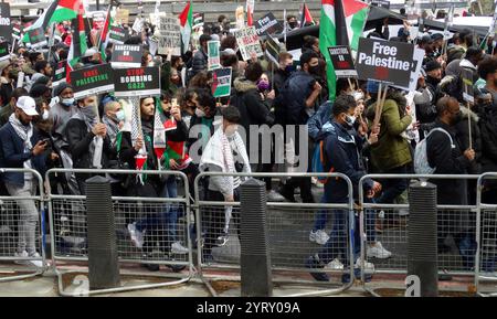 22. Mai 2021: Tausende von Demonstranten haben sich in Zentral-London während der Auseinandersetzungen zwischen Israel und Gaza im Mai 2021 in Solidarität mit dem palästinensischen Volk versammelt. Die Organisatoren schätzten, dass am Samstag mehr als 180.000 Menschen zu propalästinensischen Protesten im Hyde Park waren. Stockfoto