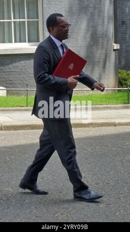 Kwasi Kwarteng in der Downing Street, um Premierminister Boris Johnson zu informieren. Mai 2021. Kwasi Kwarteng (* 1975) Politiker der britischen Konservativen Partei, seit 2021 Staatssekretär für Wirtschaft, Energie und Industriestrategie. Stockfoto