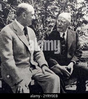 Henry Morgenthau, Jr. mit seinem Vater Henry Morgenthau. Henry Morgenthau, Jr. (11. Mai 1891 - 6. Februar 1967) war während der meisten Regierungszeit von Franklin D. Roosevelt Finanzminister der Vereinigten Staaten. Er spielte eine wichtige Rolle bei der Konzeption und Finanzierung des New Deal. Nach 1937, während er noch für das Finanzministerium verantwortlich war, spielte er die zentrale Rolle bei der Finanzierung der Teilnahme der Vereinigten Staaten am Zweiten Weltkrieg Henry Morgenthau (26. April 1856 - 25. November 1946) war ein in Deutschland geborener amerikanischer Rechtsanwalt und Geschäftsmann, der vor allem für seine Rolle als Botschafter im Osmanischen Reich während der WOR bekannt war Stockfoto