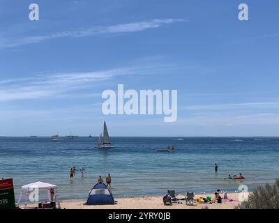 Sandstrand und Badegäste am Rockingham Beach , Australien, Rockingham, 30.12.2023, Rockingham Beach mit feinem Sand, klarem Wasser und entspannter Atmosphäre, während Badegäste und Familien die sonnige Küste genießen. *** Sandstrand und Schwimmer am Rockingham Beach, Australien, Rockingham, 30 12 2023, Rockingham Beach mit feinem Sand, klarem Wasser und einer entspannten Atmosphäre, während Schwimmer und Familien die sonnige Küste genießen Stockfoto