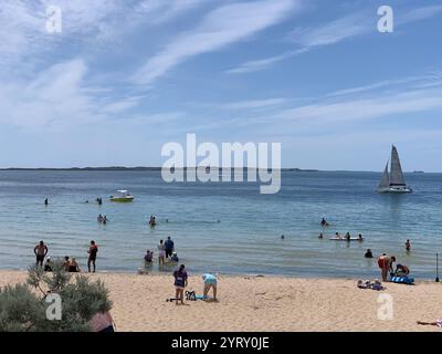 Sandstrand und Badegäste am Rockingham Beach , Australien, Rockingham, 30.12.2023, Rockingham Beach mit feinem Sand, klarem Wasser und entspannter Atmosphäre, während Badegäste und Familien die sonnige Küste genießen. *** Sandstrand und Schwimmer am Rockingham Beach, Australien, Rockingham, 30 12 2023, Rockingham Beach mit feinem Sand, klarem Wasser und einer entspannten Atmosphäre, während Schwimmer und Familien die sonnige Küste genießen Stockfoto