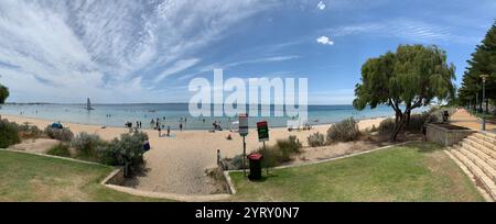 Sandstrand und Badegäste am Rockingham Beach , Australien, Rockingham, 30.12.2023, Rockingham Beach mit feinem Sand, klarem Wasser und entspannter Atmosphäre, während Badegäste und Familien die sonnige Küste genießen. *** Sandstrand und Schwimmer am Rockingham Beach, Australien, Rockingham, 30 12 2023, Rockingham Beach mit feinem Sand, klarem Wasser und einer entspannten Atmosphäre, während Schwimmer und Familien die sonnige Küste genießen Stockfoto