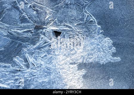 Eiskristalle mit Loch, natürliche Hintergrundstruktur, Makrofoto mit selektivem Fokus Stockfoto