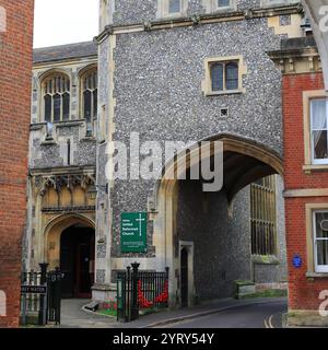 Romsey, Southampton, England. November 2024. Abbey United Reformed Church, bogenförmige Veranda über einer Tür mit einem bogenförmigen Durchgang daneben auf der Straße. Stockfoto