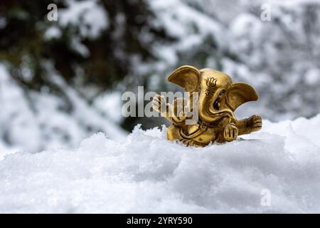 Ganesha-Statue im Schnee, Winterszene Stockfoto