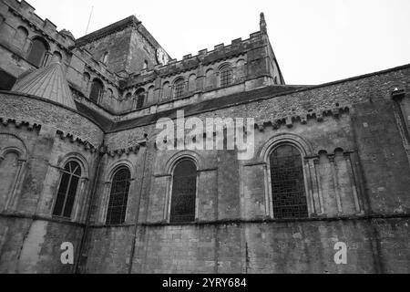 Romsey, Southampton, England. November 2024. Graustufenansicht eines Abschnitts der Romsey Abbey mit schmalen Bogenfenstern. Stockfoto