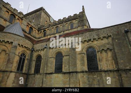 Romsey, Southampton, England. November 2024. Farbansicht eines Teils der Fassade von Romsey Abbey. Stockfoto