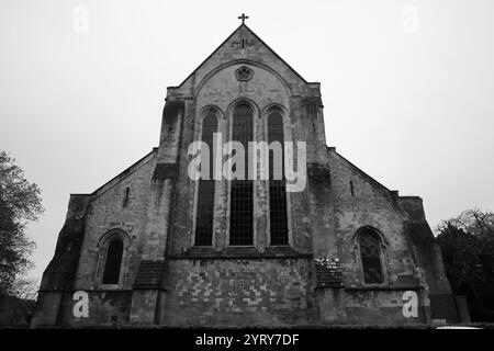 Romsey, Southampton, England. November 2024. Romsey Abbey: Graustufenansicht der Buntglasfenster. Stockfoto