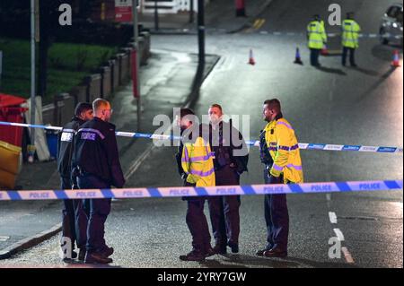 Portland Road, Birmingham, 4. Dezember 2024. Eine große Kette wurde an der Portland Road angebracht, als sie mit der Shireland Road verbunden ist, nachdem ein 20-jähriger Radfahrer am Mittwochabend abgemäht und schwer verletzt wurde. Ein oranges Fahrrad wurde unter einer Bushaltestelle zurückgelassen und ein Polizist wies anderen auf ein weggeworfenes Mitnehmen hin, als weitere vor Ort ankamen. Der 24-jährige Fahrer des Audi, der den Mann traf und vom Tatort floh, wurde später wegen des Verdachts verhaftet, durch gefährliche Fahrten schwere Verletzungen verursacht zu haben. Die Kollision passierte nur Stunden, nachdem ein Mann und ein Teenager auf einen erstochen wurden Stockfoto