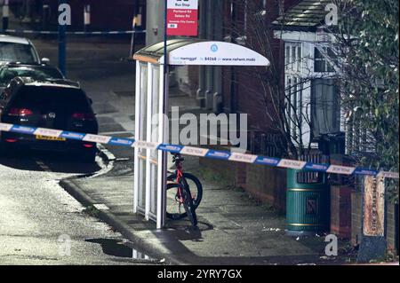 Portland Road, Birmingham, 4. Dezember 2024. Eine große Kette wurde an der Portland Road angebracht, als sie mit der Shireland Road verbunden ist, nachdem ein 20-jähriger Radfahrer am Mittwochabend abgemäht und schwer verletzt wurde. Ein oranges Fahrrad wurde unter einer Bushaltestelle zurückgelassen und ein Polizist wies anderen auf ein weggeworfenes Mitnehmen hin, als weitere vor Ort ankamen. Der 24-jährige Fahrer des Audi, der den Mann traf und vom Tatort floh, wurde später wegen des Verdachts verhaftet, durch gefährliche Fahrten schwere Verletzungen verursacht zu haben. Die Kollision passierte nur Stunden, nachdem ein Mann und ein Teenager auf einen erstochen wurden Stockfoto