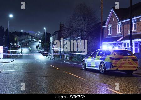 Portland Road, Birmingham, 4. Dezember 2024. Eine große Kette wurde an der Portland Road angebracht, als sie mit der Shireland Road verbunden ist, nachdem ein 20-jähriger Radfahrer am Mittwochabend abgemäht und schwer verletzt wurde. Ein oranges Fahrrad wurde unter einer Bushaltestelle zurückgelassen und ein Polizist wies anderen auf ein weggeworfenes Mitnehmen hin, als weitere vor Ort ankamen. Der 24-jährige Fahrer des Audi, der den Mann traf und vom Tatort floh, wurde später wegen des Verdachts verhaftet, durch gefährliche Fahrten schwere Verletzungen verursacht zu haben. Die Kollision passierte nur Stunden, nachdem ein Mann und ein Teenager auf einen erstochen wurden Stockfoto