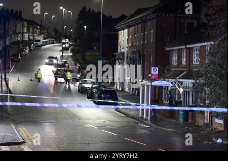 Portland Road, Birmingham, 4. Dezember 2024. Eine große Kette wurde an der Portland Road angebracht, als sie mit der Shireland Road verbunden ist, nachdem ein 20-jähriger Radfahrer am Mittwochabend abgemäht und schwer verletzt wurde. Ein oranges Fahrrad wurde unter einer Bushaltestelle zurückgelassen und ein Polizist wies anderen auf ein weggeworfenes Mitnehmen hin, als weitere vor Ort ankamen. Der 24-jährige Fahrer des Audi, der den Mann traf und vom Tatort floh, wurde später wegen des Verdachts verhaftet, durch gefährliche Fahrten schwere Verletzungen verursacht zu haben. Die Kollision passierte nur Stunden, nachdem ein Mann und ein Teenager auf einen erstochen wurden Stockfoto